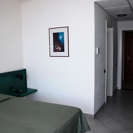 Hotel Miralonga Ла-Маддалена Екстер'єр фото