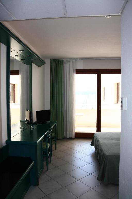 Hotel Miralonga Ла-Маддалена Номер фото