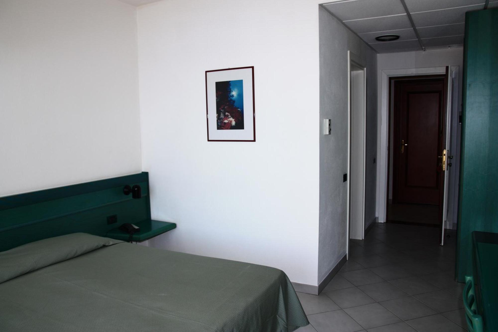 Hotel Miralonga Ла-Маддалена Екстер'єр фото