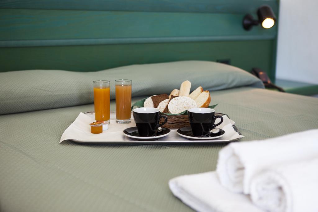 Hotel Miralonga Ла-Маддалена Номер фото